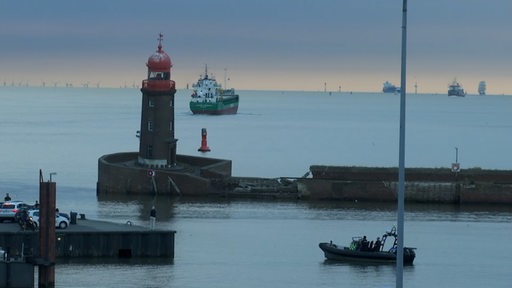 Der Molenturm in Bremerhaven, auf dem Wasser sind zwei Schiffe.