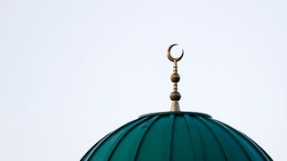 Die Kuppel einer Muslimischen Moschee mit einem goldenen Mond auf der Spitze