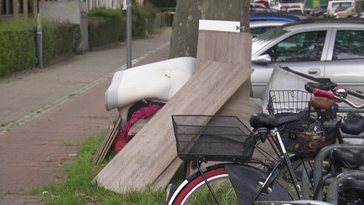 Ein Haufen von Speermüll liegt an einem Straßenrand in Bremen. 