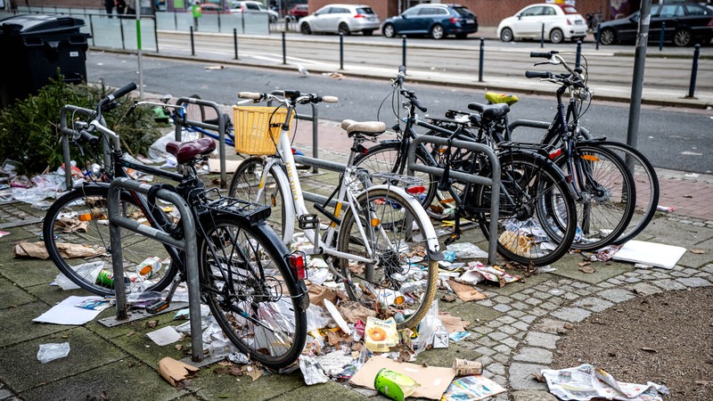 Müll liegt auf einem Fußweg in Bremen.