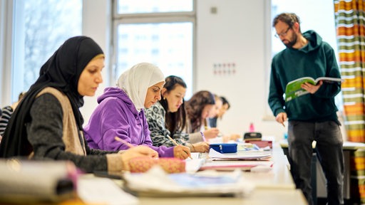 Das Mütterzentrum findet ein Sprachkurs mit einem Lehrer statt