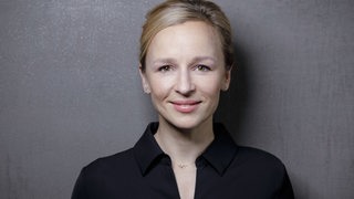 Das Foto zeigt eine Nancy Böhning, eine blonde Frau in schwarzem Hemd.