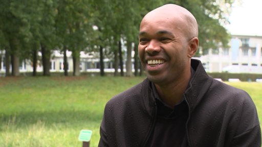 Der ehemalige Fußballspieler Naldo bei einem Interview im Bürgerpark.