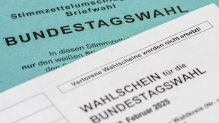 Wahlschein und Briefwahl zur Bundestagswahl am 23. Februar 2025 (Fotomontage)