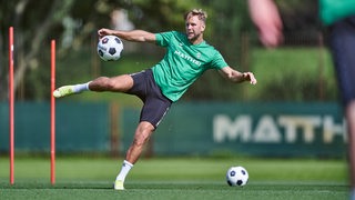 Niclas Füllkrug beim Zielen auf den Ball im Werder-Trikot