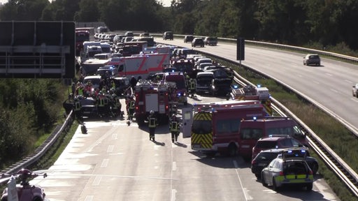 Autos sind auf der A1 ineinander gefahren.