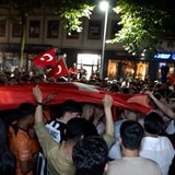 Türkei-Fans schwenken Fahnen