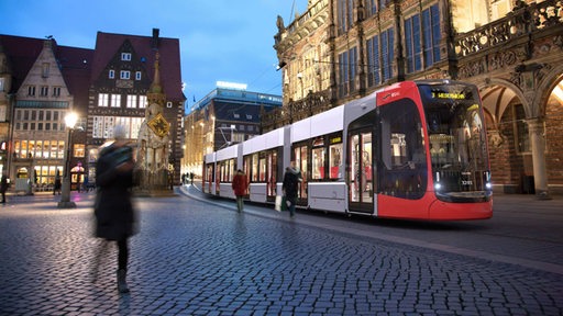 Das "Nordlicht" der BSAG in Bremen fährt durch die Bremer Innenstadt