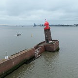 Der abgebrochene Molenturm steht auf diesem Bild schief