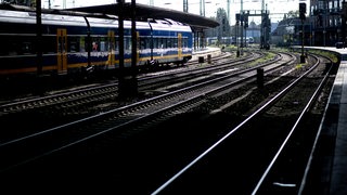 Ein Zug der Nordwestbahn steht an einem Bahnsteig.