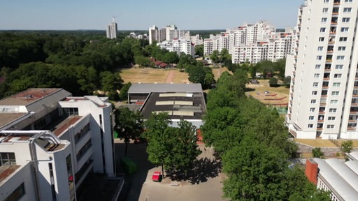 Die Oberschule an der Koblenzer Straße zwischen weißen Hochhaus-Gebäuden.