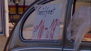 Ein Schild mit der Aufschrift "geöffnet von 16 bis 19 Uhr" Bild aus der Ölkrise