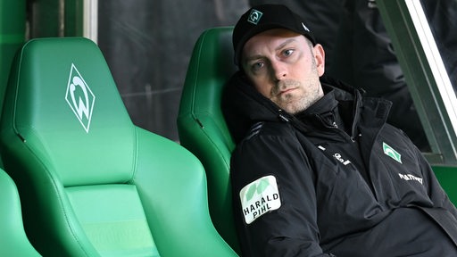 Werder Trainer Ole Werner sitzt auf der Auswechselbank im Weser-Stadion