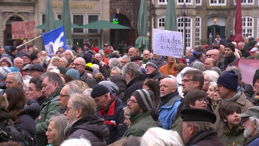 Menschen bei Ostermarsch in Bremen