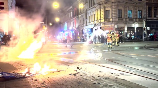 Am Ostertor wird ein Brand an der Straße von der Feuerwehr gelöscht.