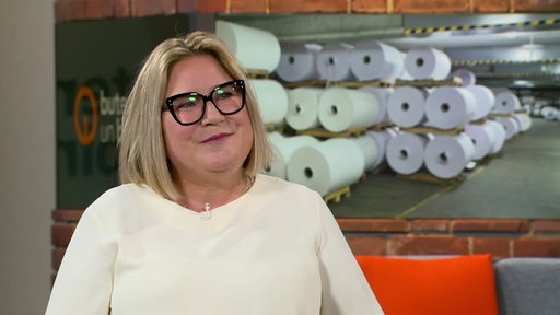 Die Großhandels-Papier-Expertin Agnes Rabe-Gathmann im Studio von buten un binnen