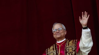 Der neue Papst Leo XIV. winkt nach seiner Wahl in die Menge.