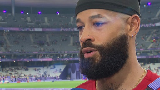 Para-Weitspringer Leon Schäfer im Stade de France von Paris nach seiner verpassten Medaille beim Interview.