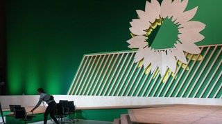 Eine Grüne Wand, vor der eine Kulisse aufgebaut ist. 