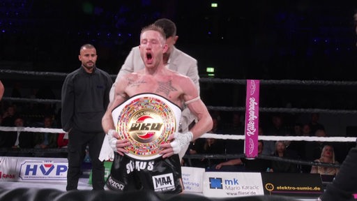 Der Bremerhavener Kickboxer Pascal Schroth hat seinen WM-Titel im Kickboxen verteidigt.