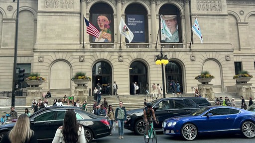 Über dem Eingang des Art Institute of Chicago hängt der Hinweis auf die Modersohn-Becker-Ausstellung "I am me"