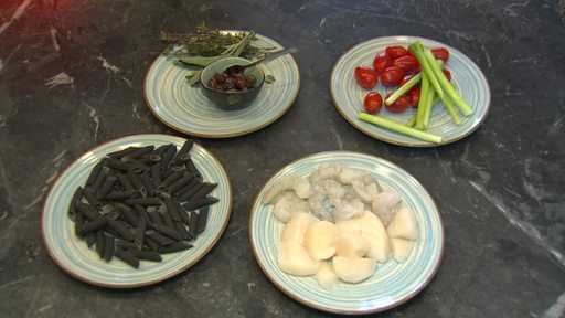 Bremer Teller: Schwarze Penne mit Meeresfrüchten und ligurischen Oliven