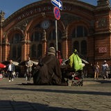 Ein obdachloser Mann sitzt vor dem Bremer Hauptbahnhof.