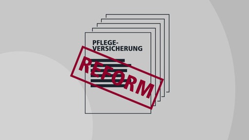 Pflegeversicherungspapiere mit einem "Reform"-Stämpel, als Grafik