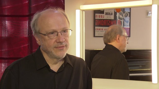 Der Pianist Marc-Andre Hamlin bei einem Interview.