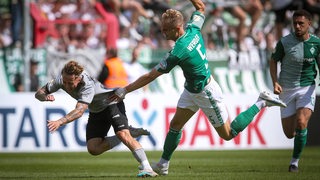 Amos Pieper (Werder Bremen) beim Foulspiel an Luca Marseiler (Viktoria Köln).