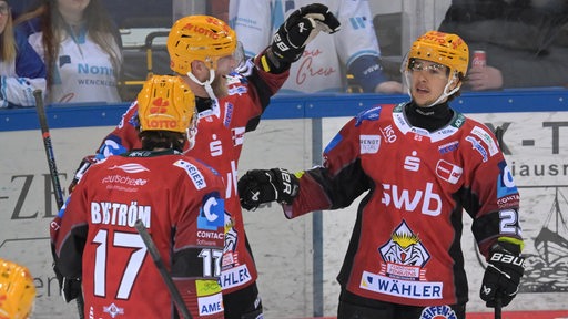 Spieler der Pinguins klatschen sich ab.