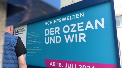 Plakat der Schiffswelten ist zu sehen.