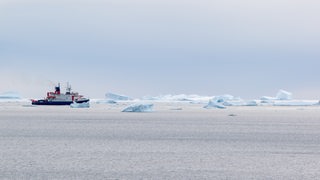 Forschungsschiff Polarstern fährt an Eisbergen vorbei