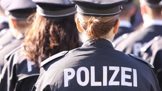 Polizistinnen sind von hinten zu sehenn