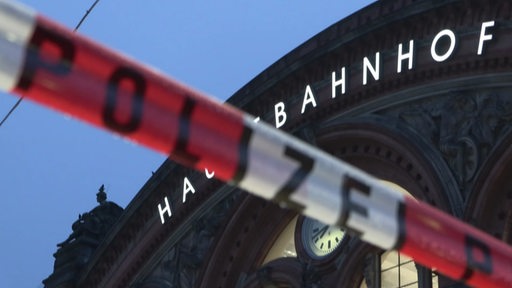 Ein Absperrband der Polizei vor dem Bremer Hauptbahnhof.