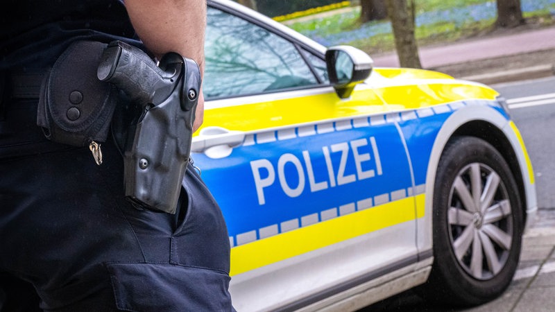 Ein Polizist im Einsatz.