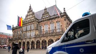 Vor dem Bremer Haushaus steht ein Polizeifahrzeug.