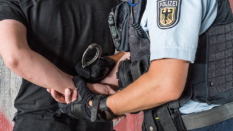 Polizisten nehmen einen Mann fest