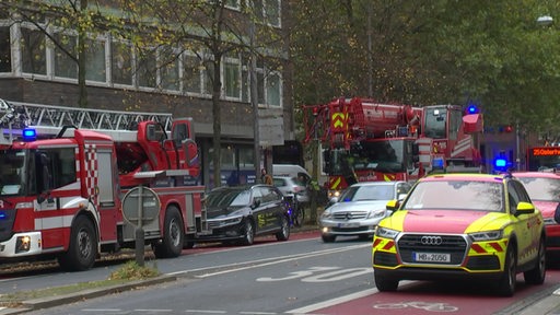 Mehrere Feuerwehrwagen auf einer Straße in Bremen