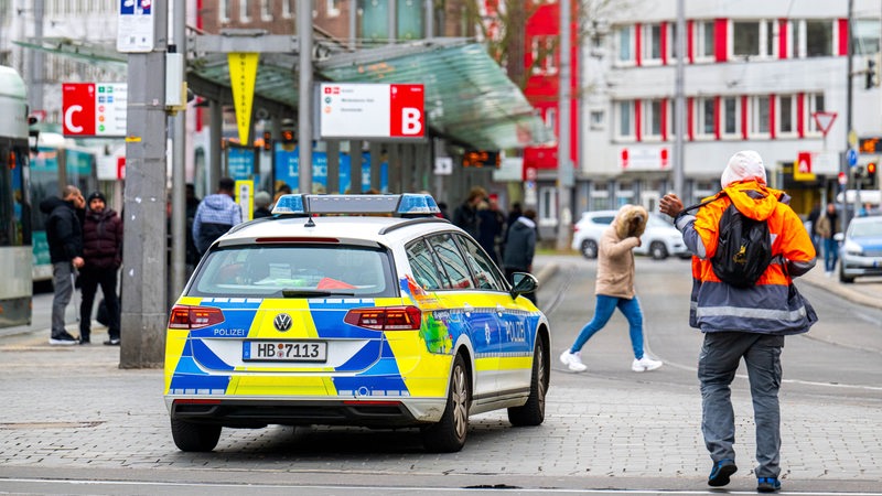 Ein Einsatzfahrzeug der Polizei steht vor dem Bremer Hauptbahnhof.