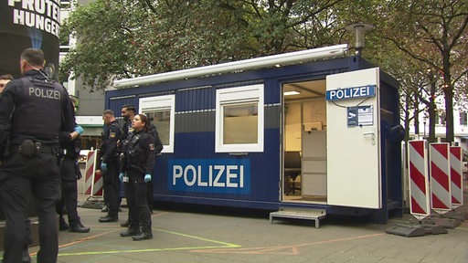 Ein Polizei-Container steht auf dem Hillmannplatz.