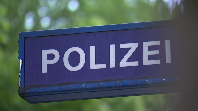 Ein Schild auf dem "Polizei" steht.