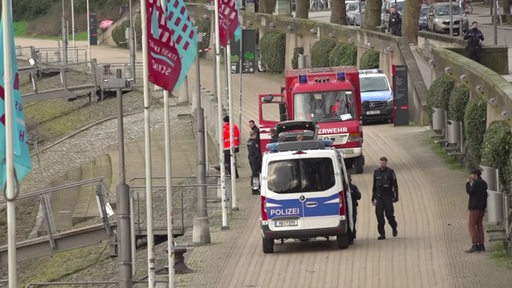 An der Bremer Schlachte steht ein Polizeiwagen und ein Feuerwehrwagen, außerdem sind mehrere Polizisten zu sehen.