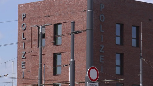 Das neue Gebäude der Polizeidirektion West hinter einigen Pfählen