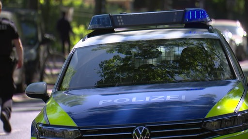 Ein Polizeiwagen steht am Strassenrand