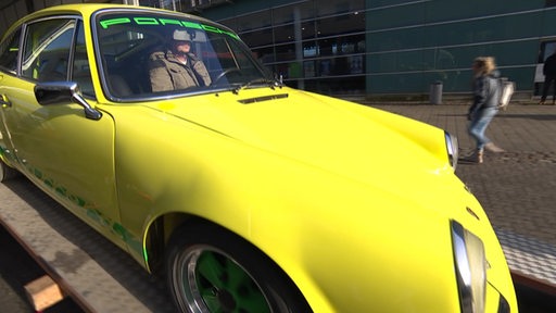 Ein Porsche vor der Halle 7 in Bremen bei der Messebauer Oldtimer Messe. 