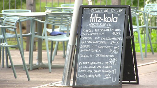 Ein "fritz-kola" Schild, auf der die Spargelkarte festgehalten wird.