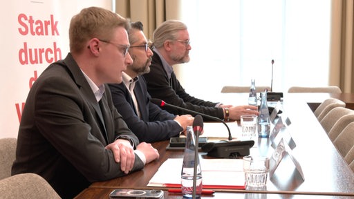 Die SPD Fraktion bei einer Pressekonferenz für eine Kita-und Schulbau GmbH. 