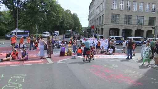 Ein Klimaprotest auf einer Kreuzung in Bremen