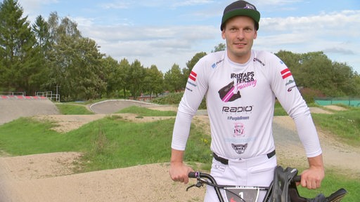 Kristaps Veksa auf dem BMX-Rad.